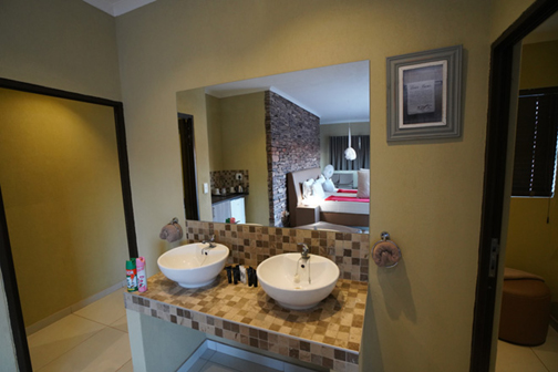 Dual basins in en-suite bathroom at Hobas Lodge Fish River Canyon
